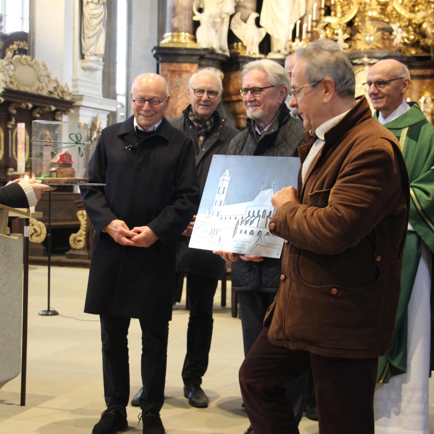 Vertreter der kirchlichen Gremien dankten Günter Schulz-Hess (2.v.l.) für seine 16-jährige Tätigkeit als Kirchenpfleger der Pfarrei Unsere Liebe Frau.