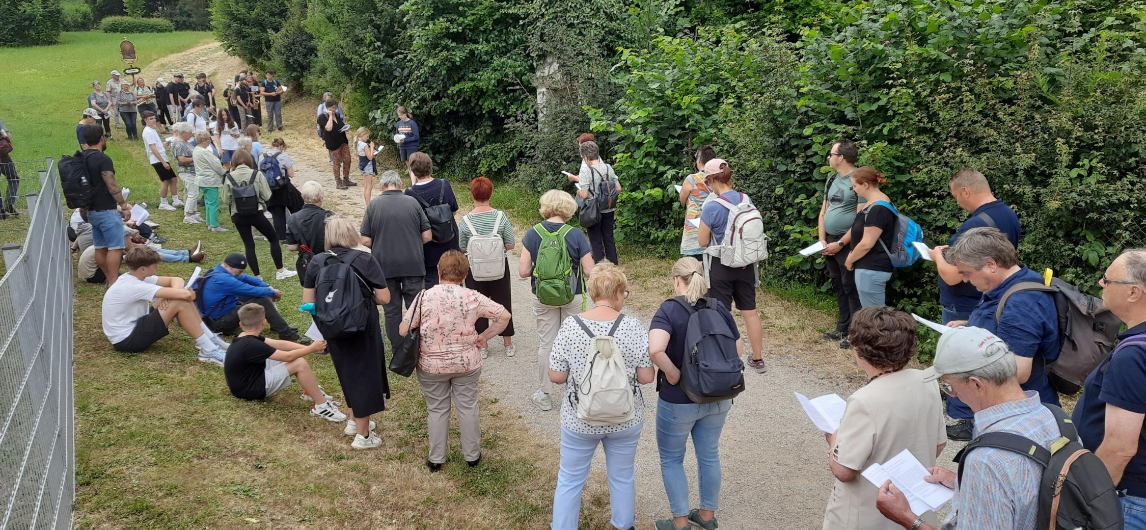 An verschiedenen Stationen des Kreuzwegs hatten die Kinder und Jugendlichen ihren Einsatz.