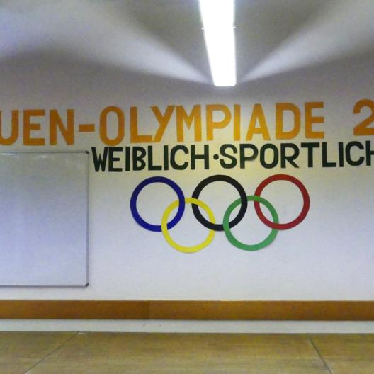 „Frauen – Olympiade – weiblich – sportlich – gut!“ hieß es zum diesjährigen Weiberfasching der Pfarrei „Unsere Liebe Frau“ im Gemeindesaal St. Urban.
