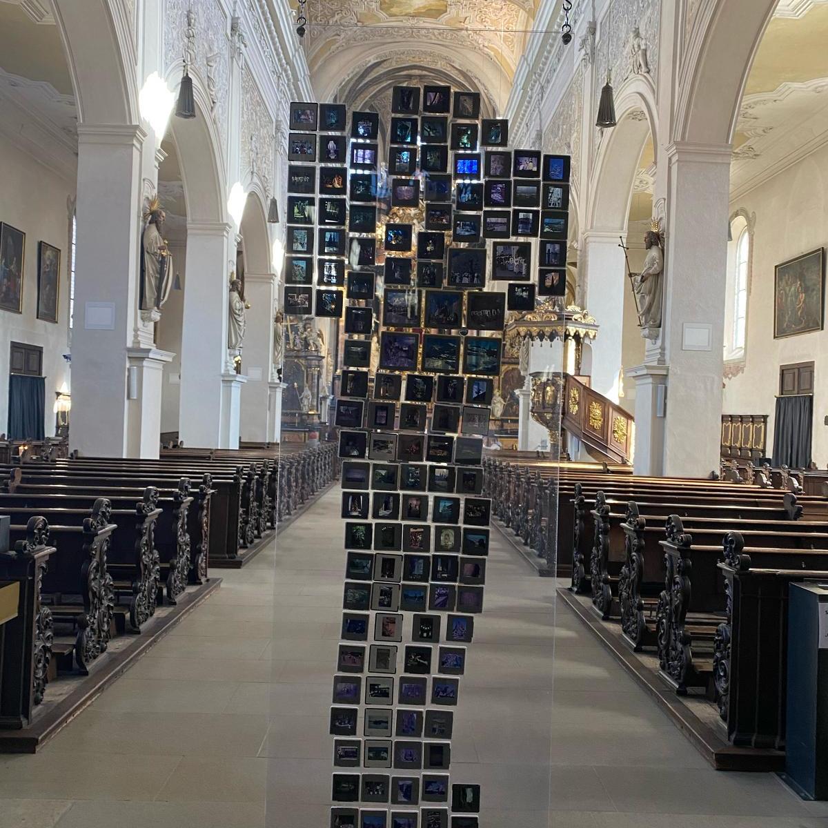 Herzliche Einladung, sich die Ausstellung „Pilger*innen der Hoffnung - Ans Licht“ in der Oberen Pfarre anzusehen.