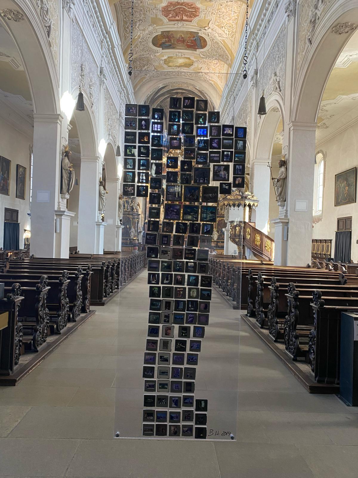 Herzliche Einladung, sich die Ausstellung „Pilger*innen der Hoffnung - Ans Licht“ in der Oberen Pfarre anzusehen.