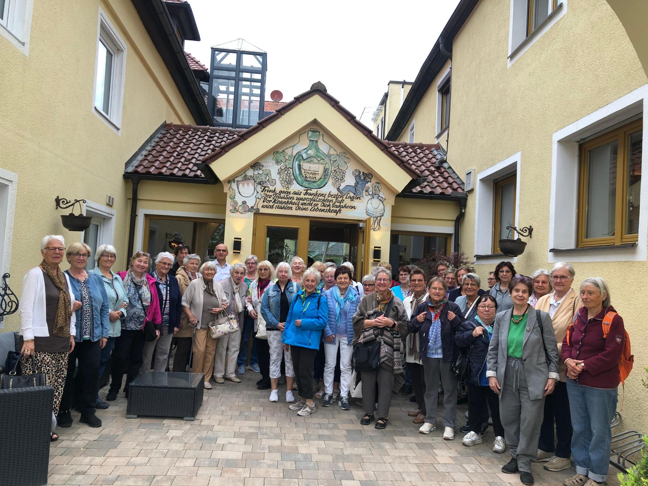 Die Maifahrt der Senioren führte nach Herzogenaurach.