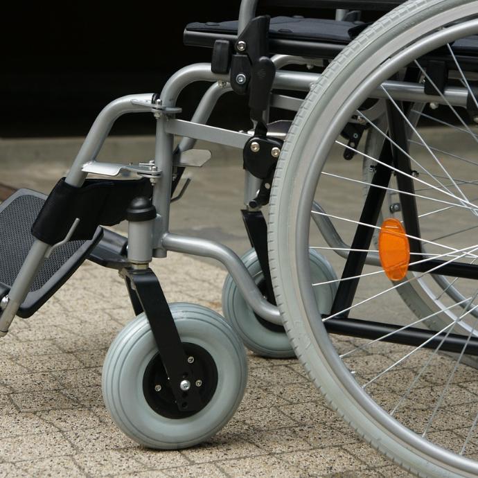 Aufgrund des Krankheitsbildes wird ein spezieller Rollstuhl benötigt.