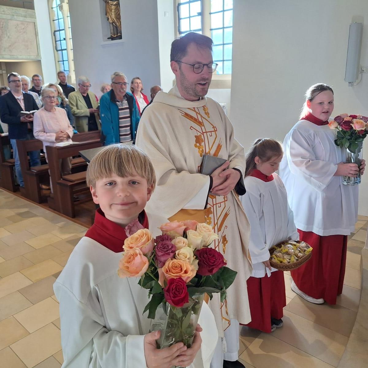 Zum Schluss gab es Rosen beim Muttertagsgottesdienst.