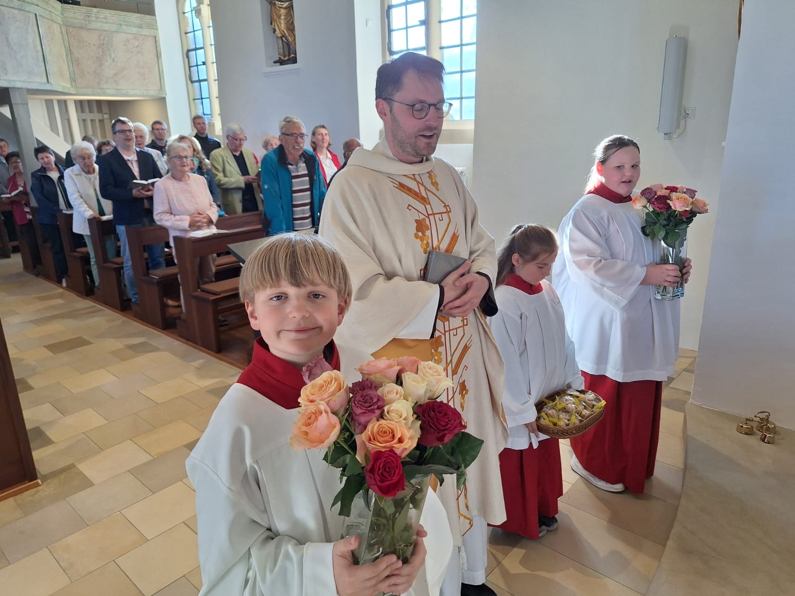Zum Schluss gab es Rosen beim Muttertagsgottesdienst.