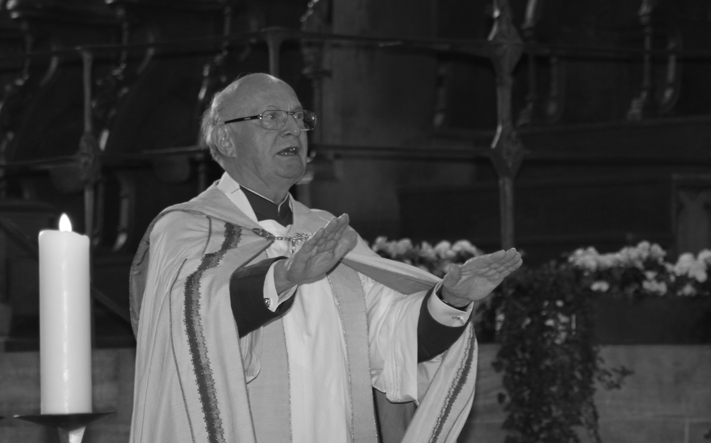 Der verstorbene Domkapitular in Rente Monsignore Doktor Gerhard Förch im Bamberger Dom, schwarz-weiß