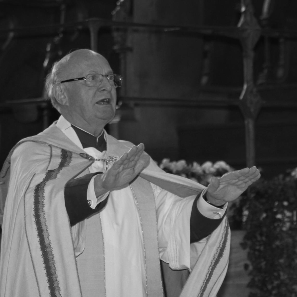 Der verstorbene Domkapitular in Rente Monsignore Doktor Gerhard Förch im Bamberger Dom, schwarz-weiß