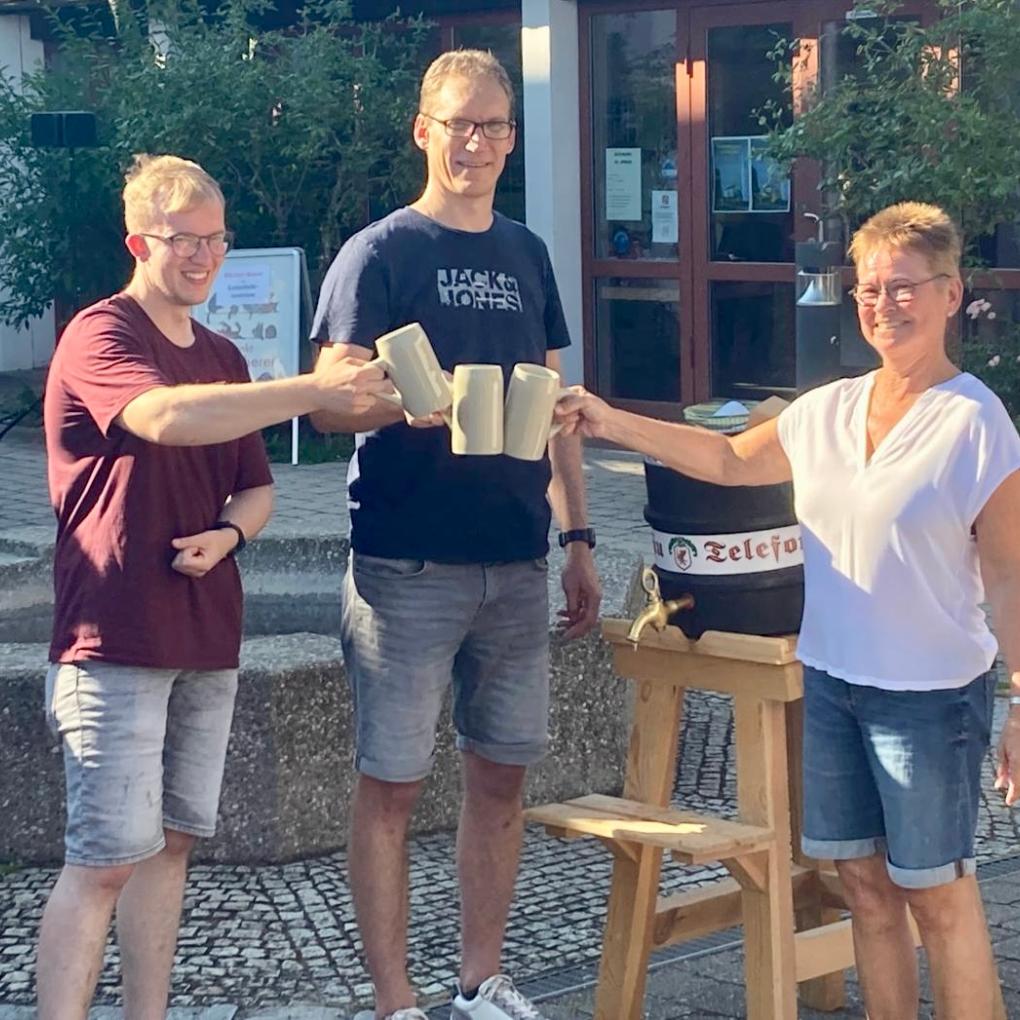Pastoralreferent Christian Schneider, Birgit Kreß und Florian Ernst eröffnen mit dem Fassanstich die 36. Kirchweih in St. Urban.