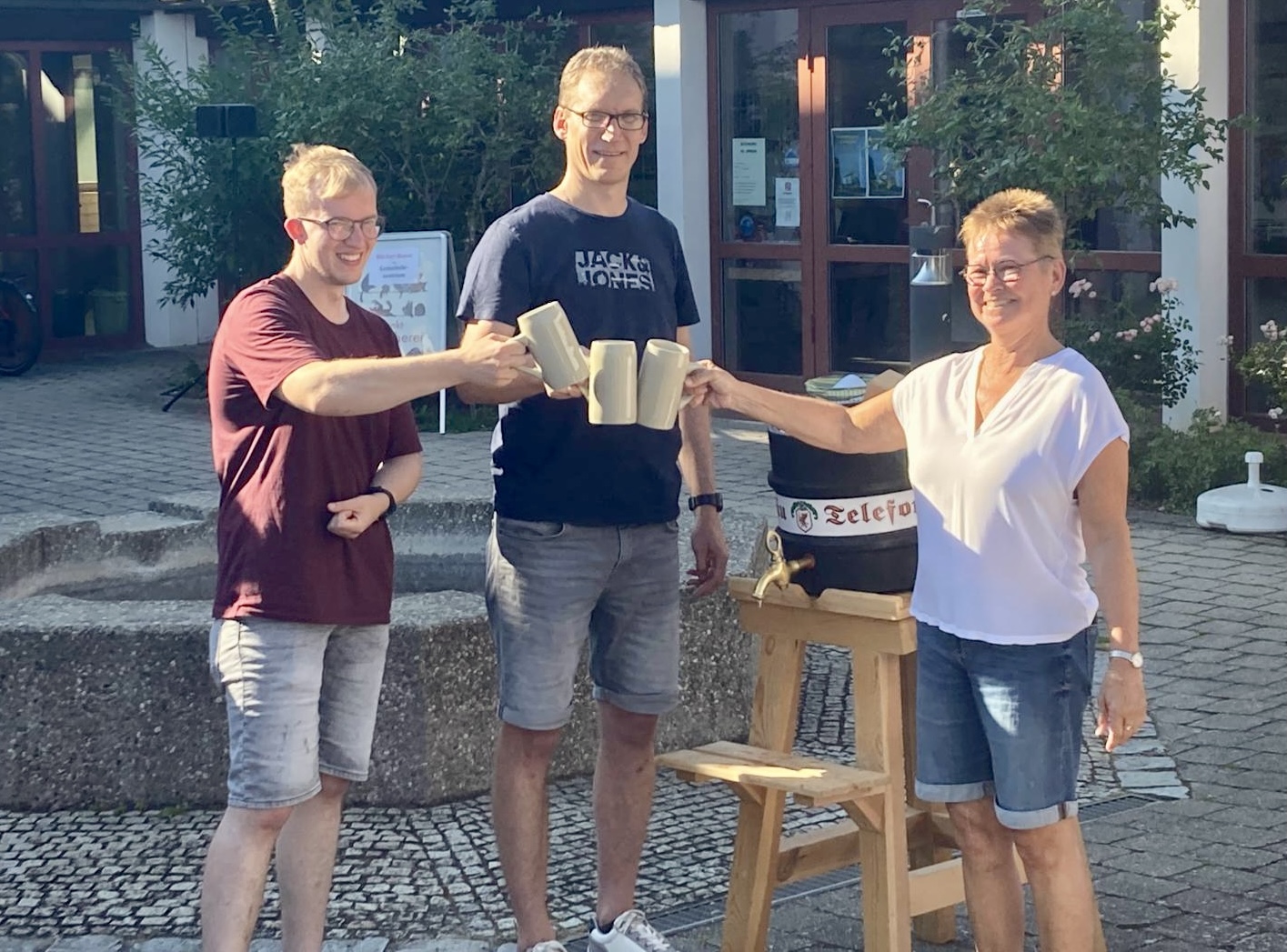 Pastoralreferent Christian Schneider, Birgit Kreß und Florian Ernst eröffnen mit dem Fassanstich die 36. Kirchweih in St. Urban.