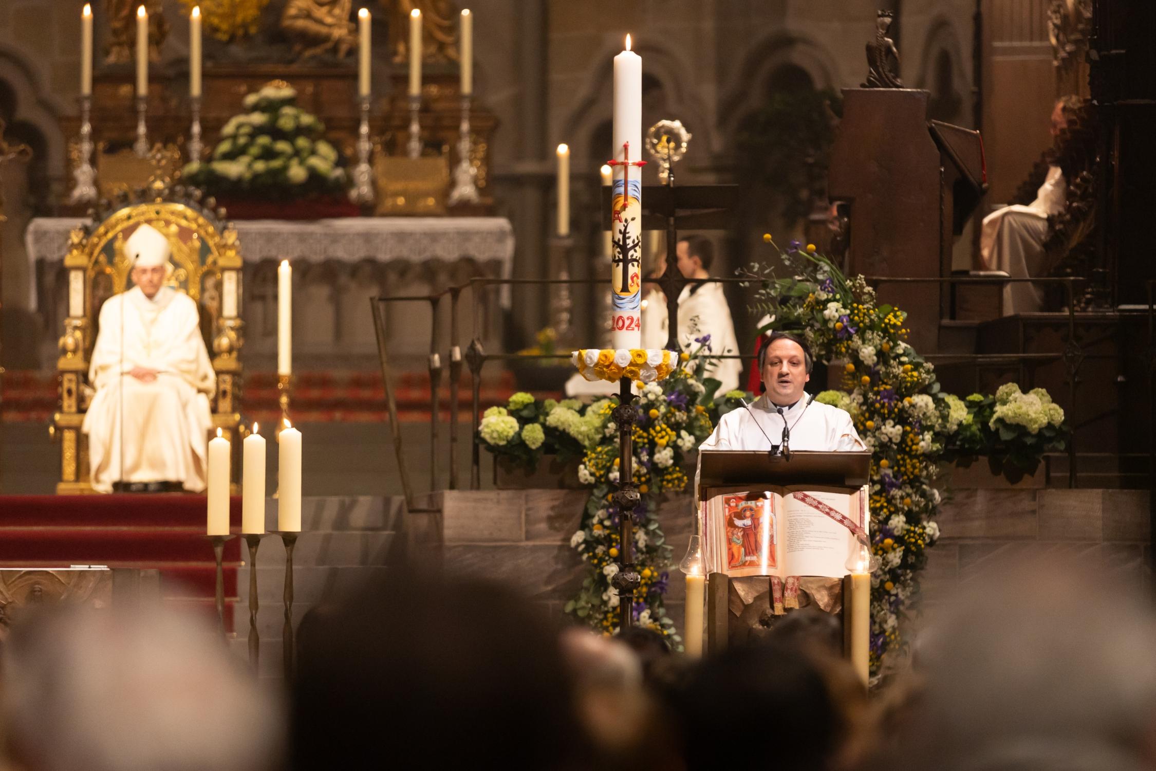 In der Osternacht im vollbesetzten Dom lauschte auch Erzbischof Herwig Gössl der Predigt von Dompfarrer Dr. Markus Kohmann.