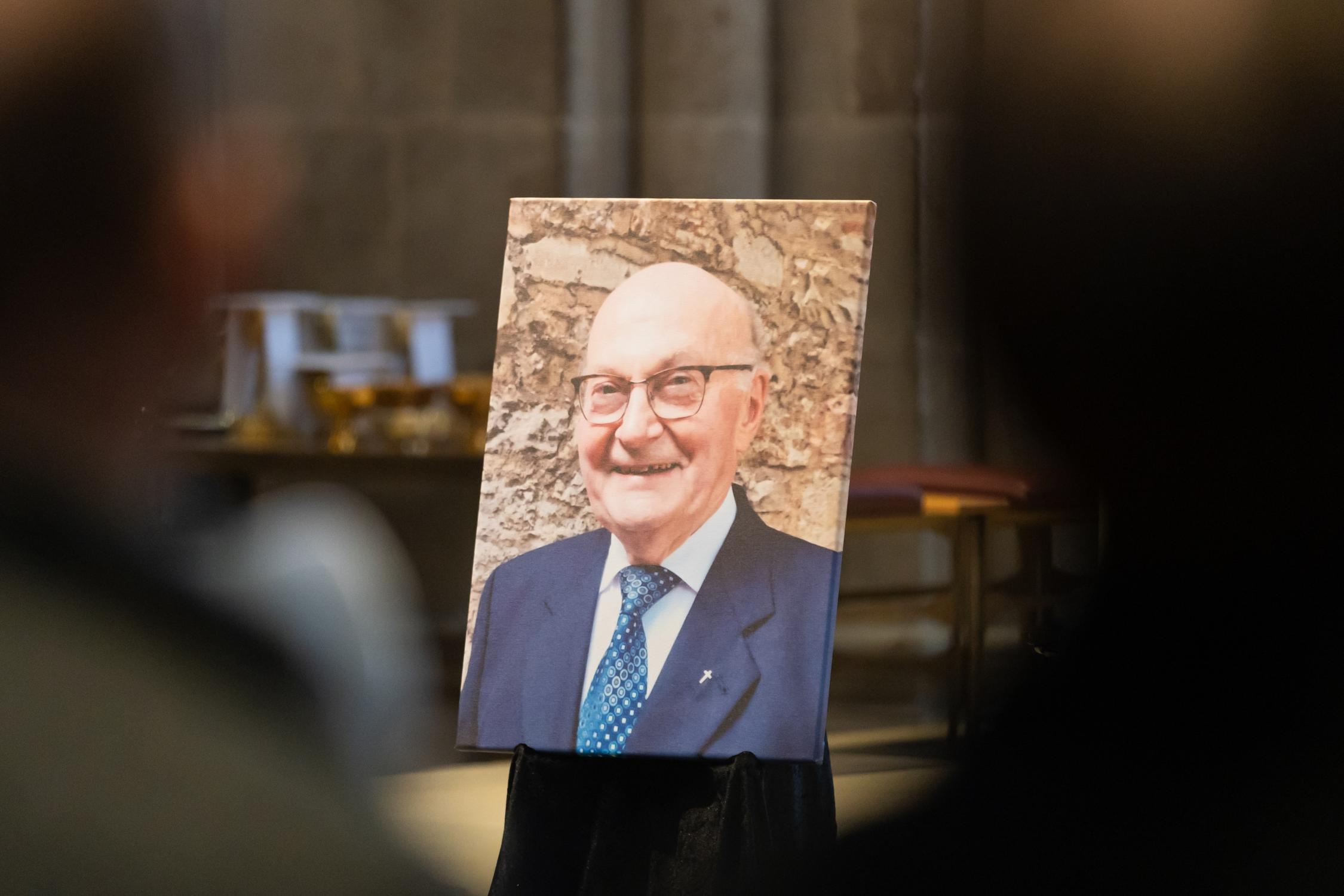 Porträt von Dompfarrer Gerhard Förch, das während des Requiems aufgestellt war.