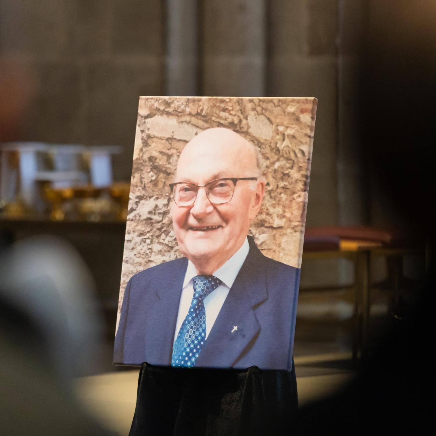 Porträt von Dompfarrer Gerhard Förch, das während des Requiems aufgestellt war.