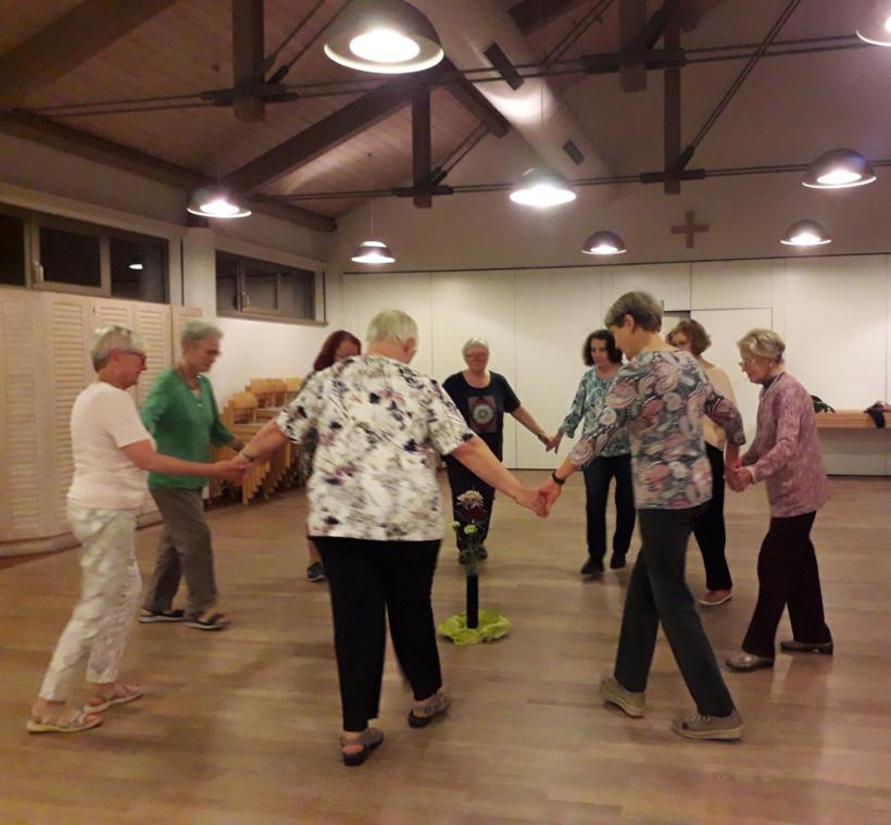 Tanzen in Gemeinschaft macht Freude und hält fit.
